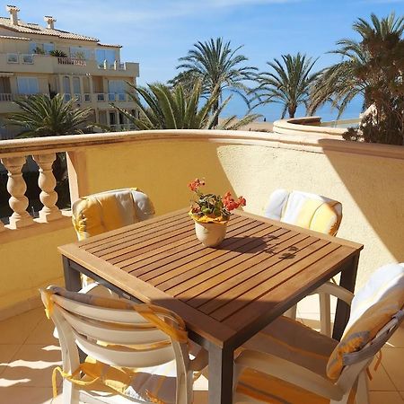 Estupendo apartamento en primera línea de playa y con vistas al mar Denia Exterior foto