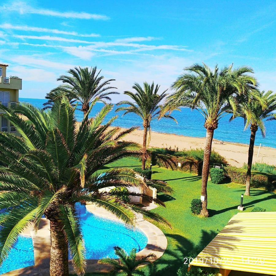 Estupendo apartamento en primera línea de playa y con vistas al mar Denia Exterior foto