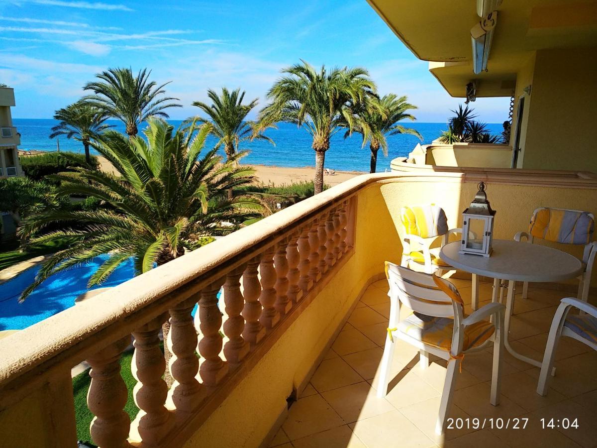 Estupendo apartamento en primera línea de playa y con vistas al mar Denia Exterior foto