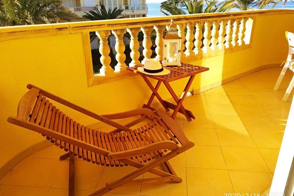 Estupendo apartamento en primera línea de playa y con vistas al mar Denia Exterior foto