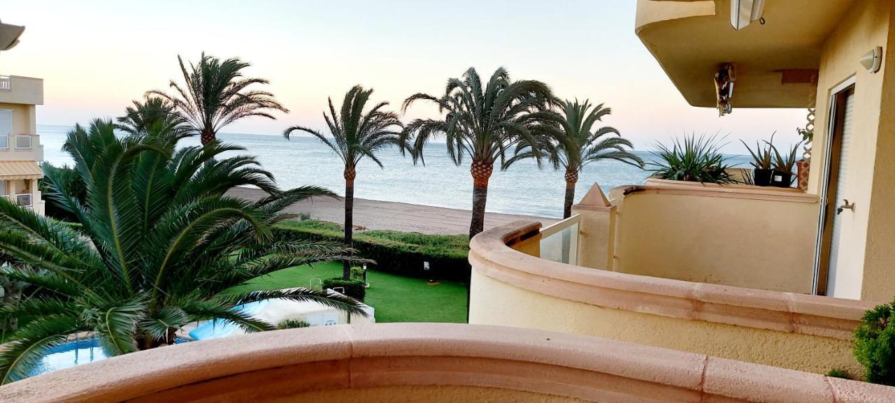 Estupendo apartamento en primera línea de playa y con vistas al mar Denia Exterior foto