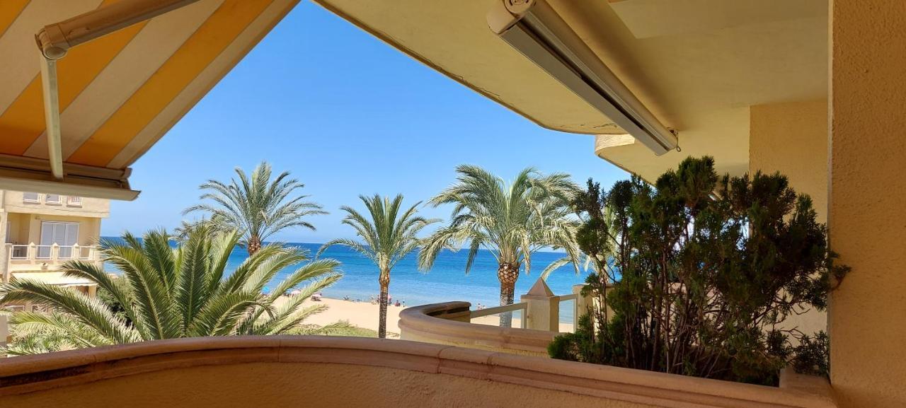 Estupendo apartamento en primera línea de playa y con vistas al mar Denia Exterior foto