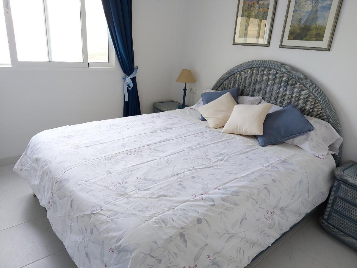 Estupendo apartamento en primera línea de playa y con vistas al mar Denia Exterior foto