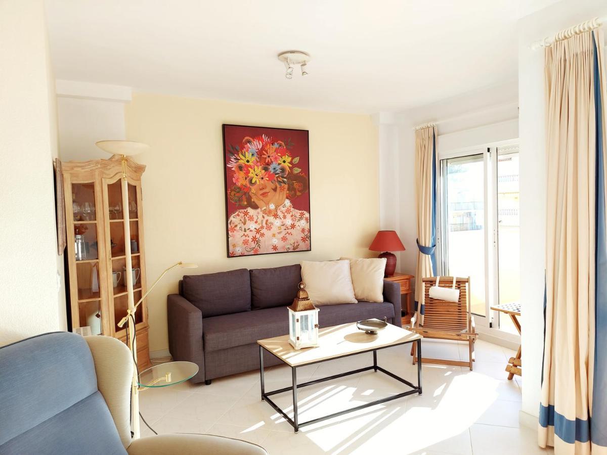 Estupendo apartamento en primera línea de playa y con vistas al mar Denia Exterior foto