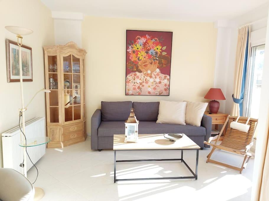 Estupendo apartamento en primera línea de playa y con vistas al mar Denia Exterior foto