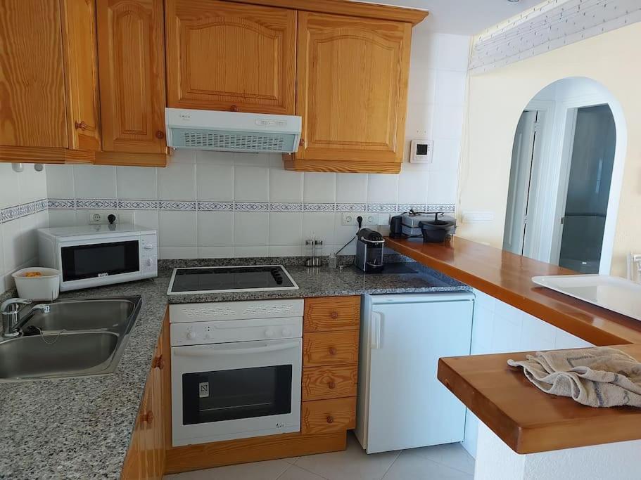 Estupendo apartamento en primera línea de playa y con vistas al mar Denia Exterior foto
