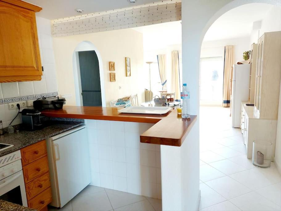 Estupendo apartamento en primera línea de playa y con vistas al mar Denia Exterior foto