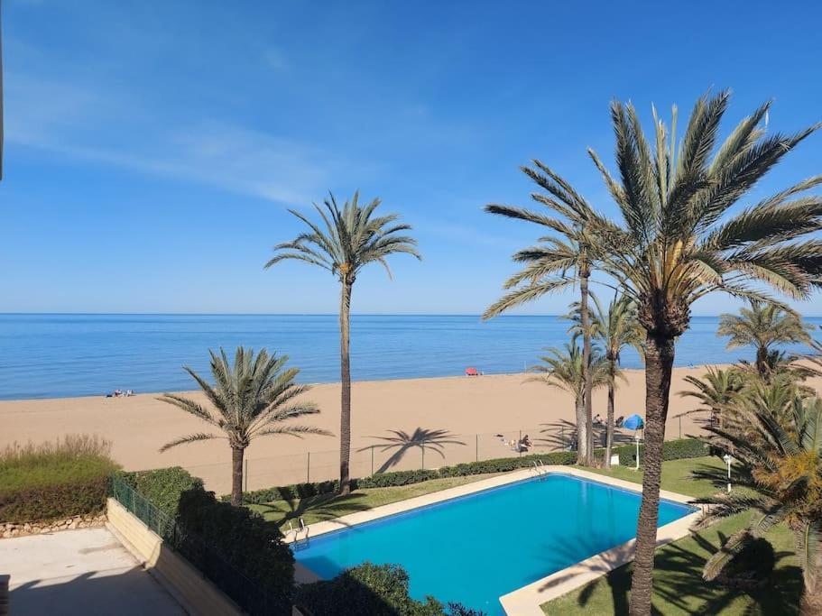 Estupendo apartamento en primera línea de playa y con vistas al mar Denia Exterior foto