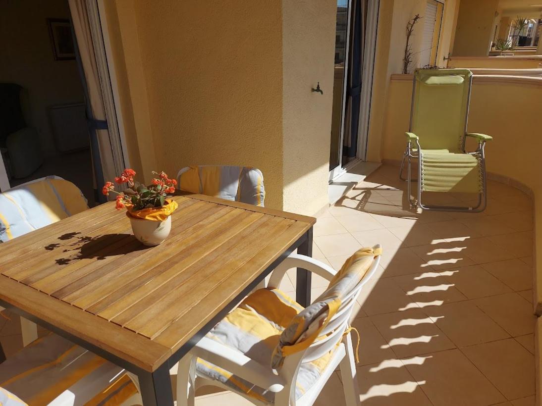 Estupendo apartamento en primera línea de playa y con vistas al mar Denia Exterior foto