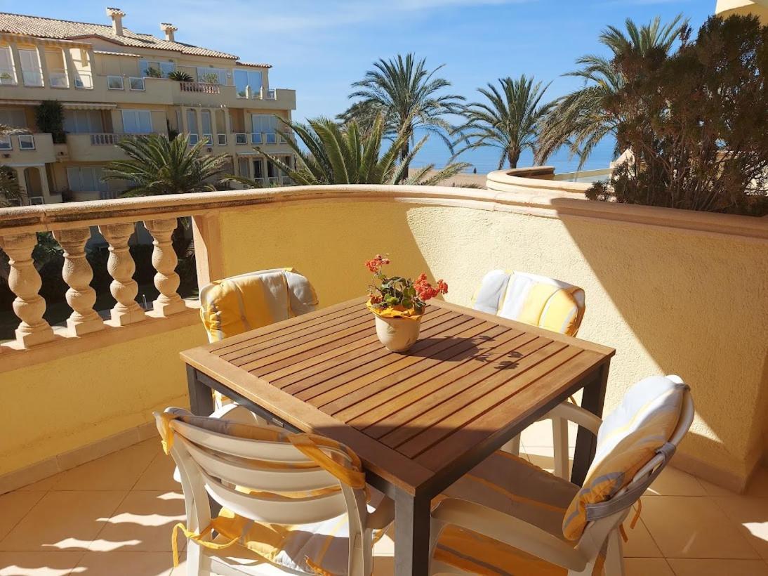 Estupendo apartamento en primera línea de playa y con vistas al mar Denia Exterior foto