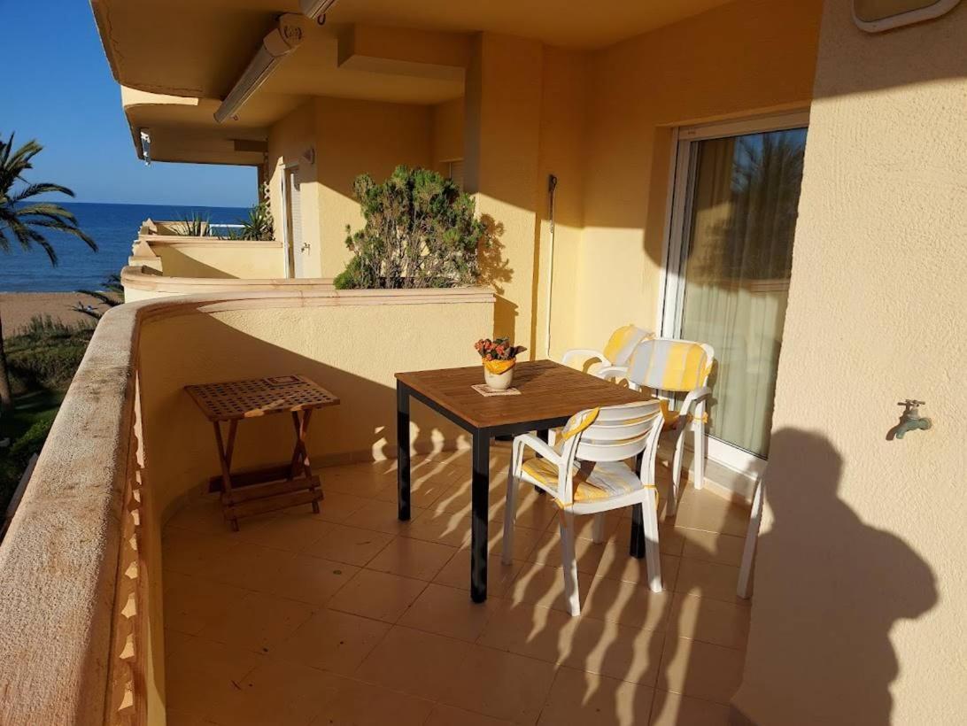 Estupendo apartamento en primera línea de playa y con vistas al mar Denia Exterior foto